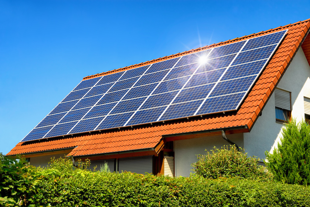 Vom Schutzdach zum Nutzdach: Strom sparen mit einer Fotovoltaikanlage