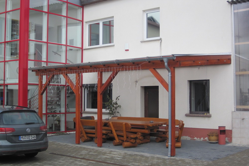 Carport als Sitzflächenüberdachung in einem Dorf zwischen Frohburg und Geithain