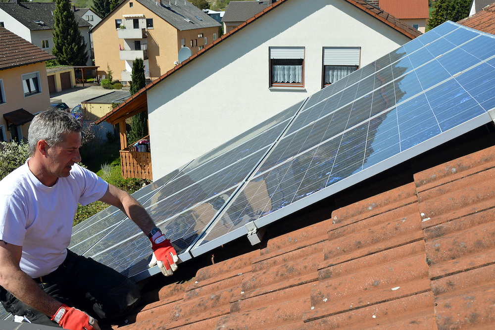 Befestigung der Solarmodule auf dem Dach - Solarmodul-Reinigung