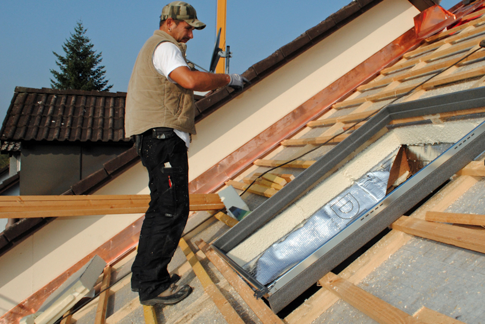 Dachdecker bei der Arbeit