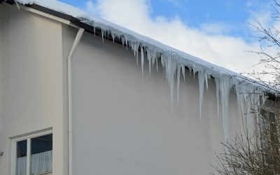 Vorsicht Eisbombe! Hausbesitzer sollten Eiszapfenbildung im Auge behalten!