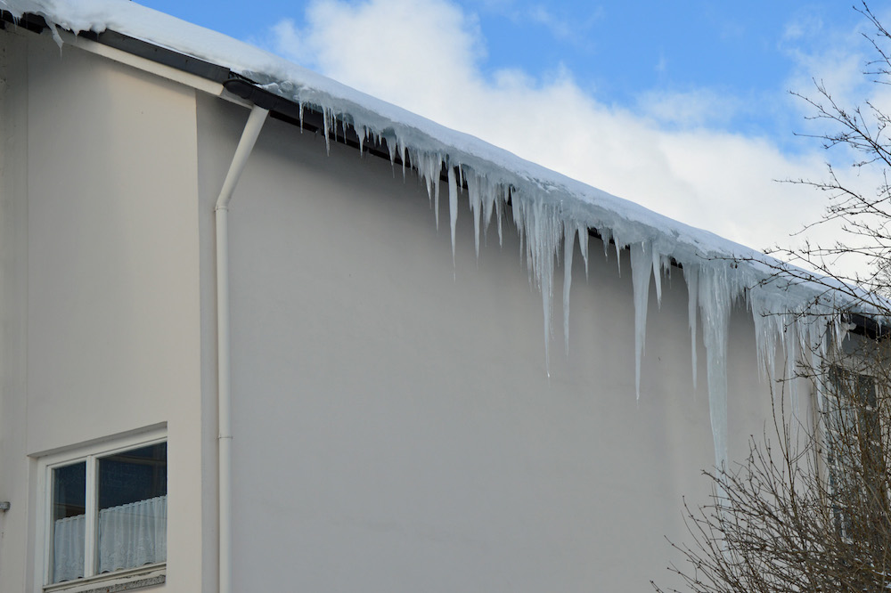 Eiszapfenbildung an der Dachrinne