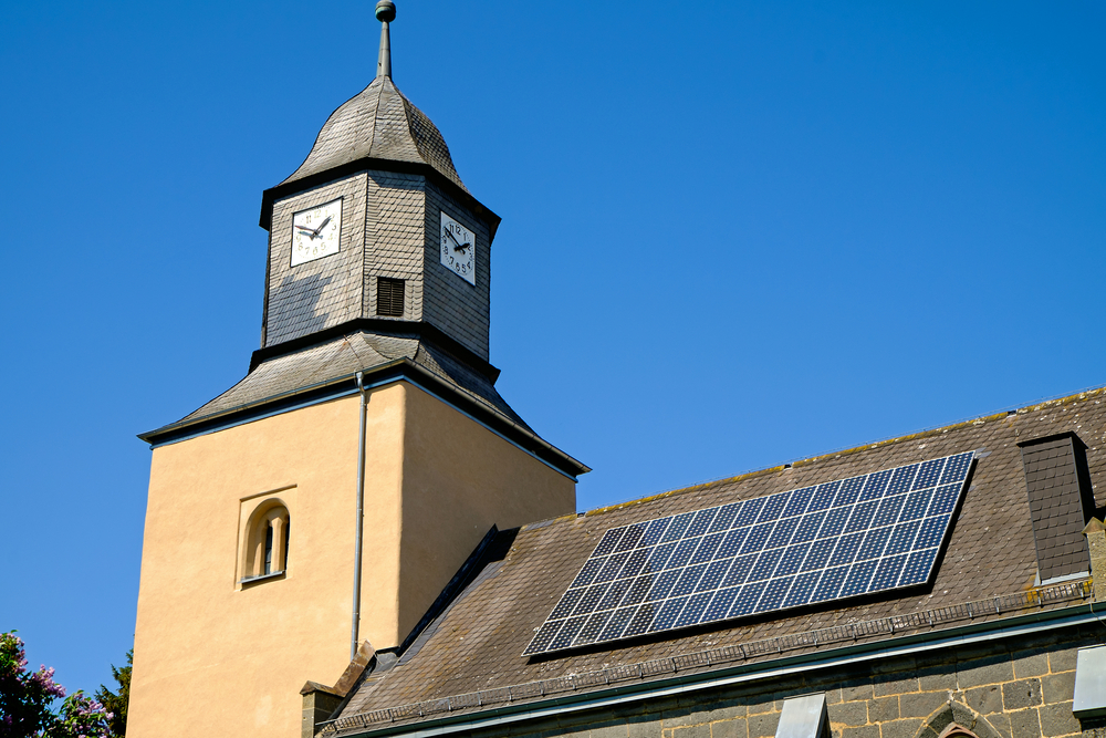 „Und was sagt der Denkmalschutz?“ – Was bei Photovoltaik-Anlagen auf besonders geschützten Gebäuden zu beachten ist