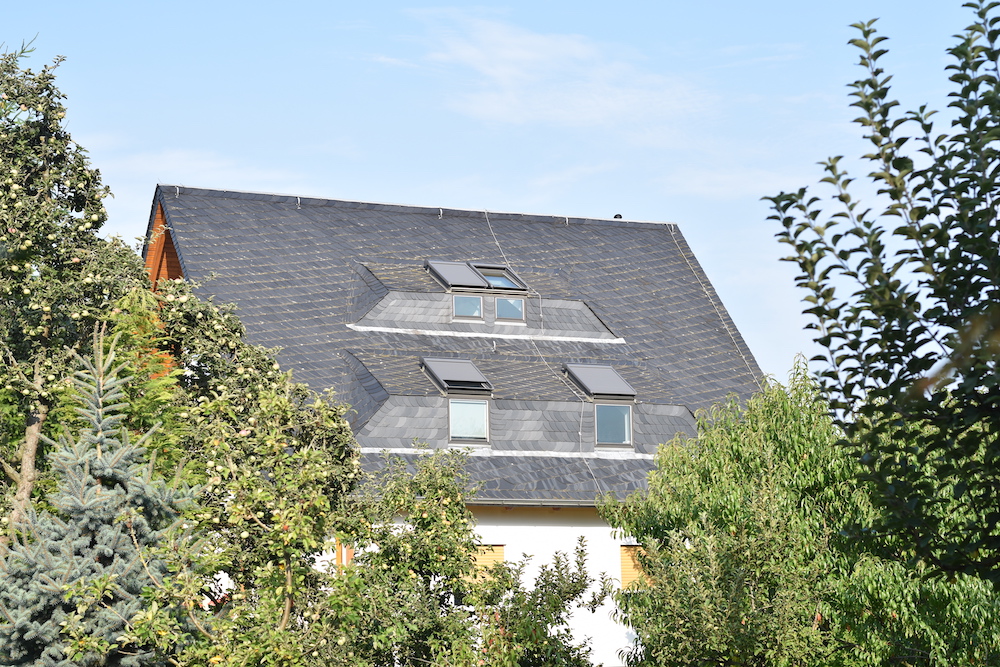 Hechtgaupen Dachflächen mit Dachflächenfenstern und Fassadenanschlussfenstern.