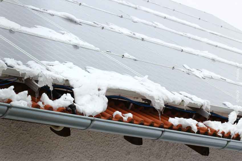 Dachcheck nach dem Winter, Photovoltaikanlage, Dachziegel, Anschlüsse checken lanssen