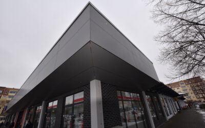 Attika auf dem Vordach eines ALDI Marktes